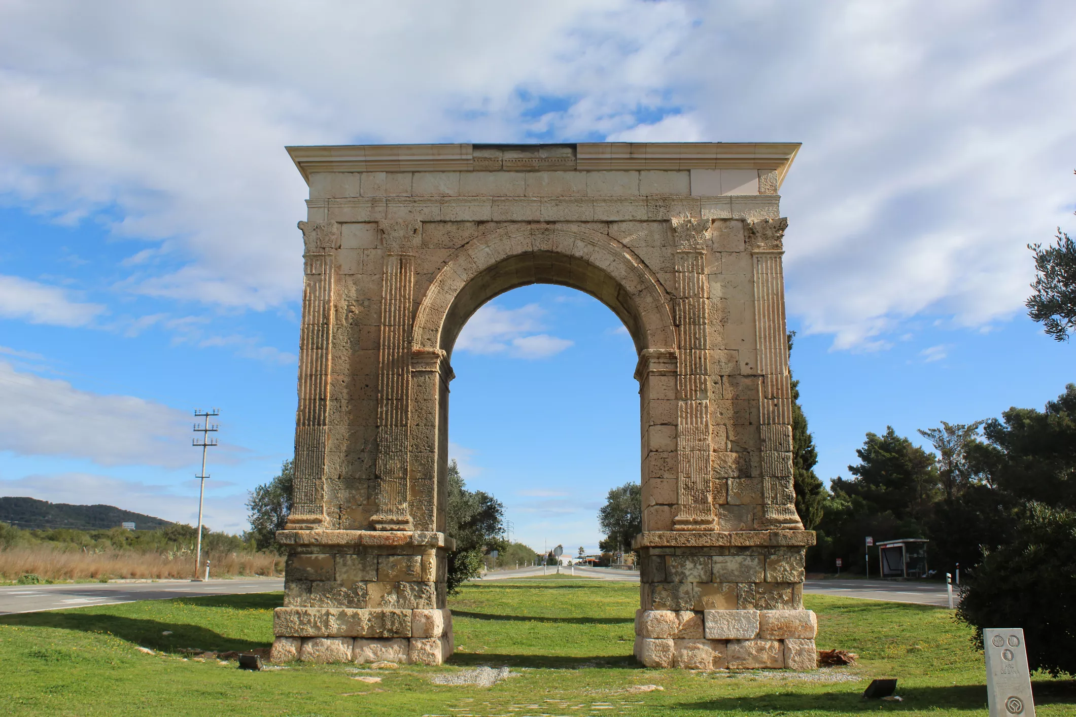 Situat al bell mig del traçat de la Via Augusta, al nord de Tarragona, el sobri arc de Berà va ser erigit en època d’August, al final del segle I aC