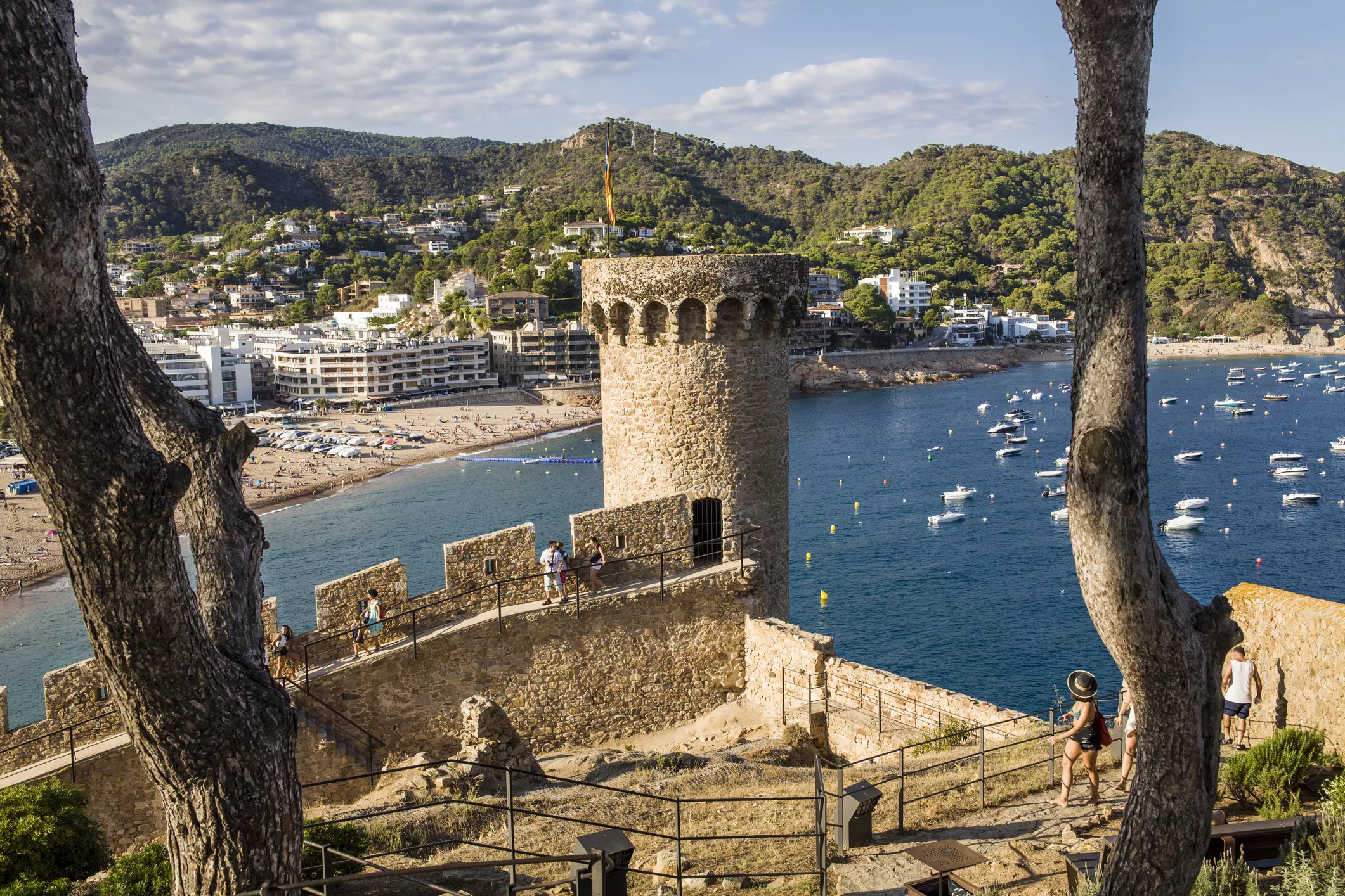 Durant el Govern d’Isabel II, la costa catalana i espanyola va passar de tenir 20 fars a 150. L’últim que es va construir fou el de Tossa (dalt). Emplaçat dalt d’un turó, feia llum fins a 35 km mar endins