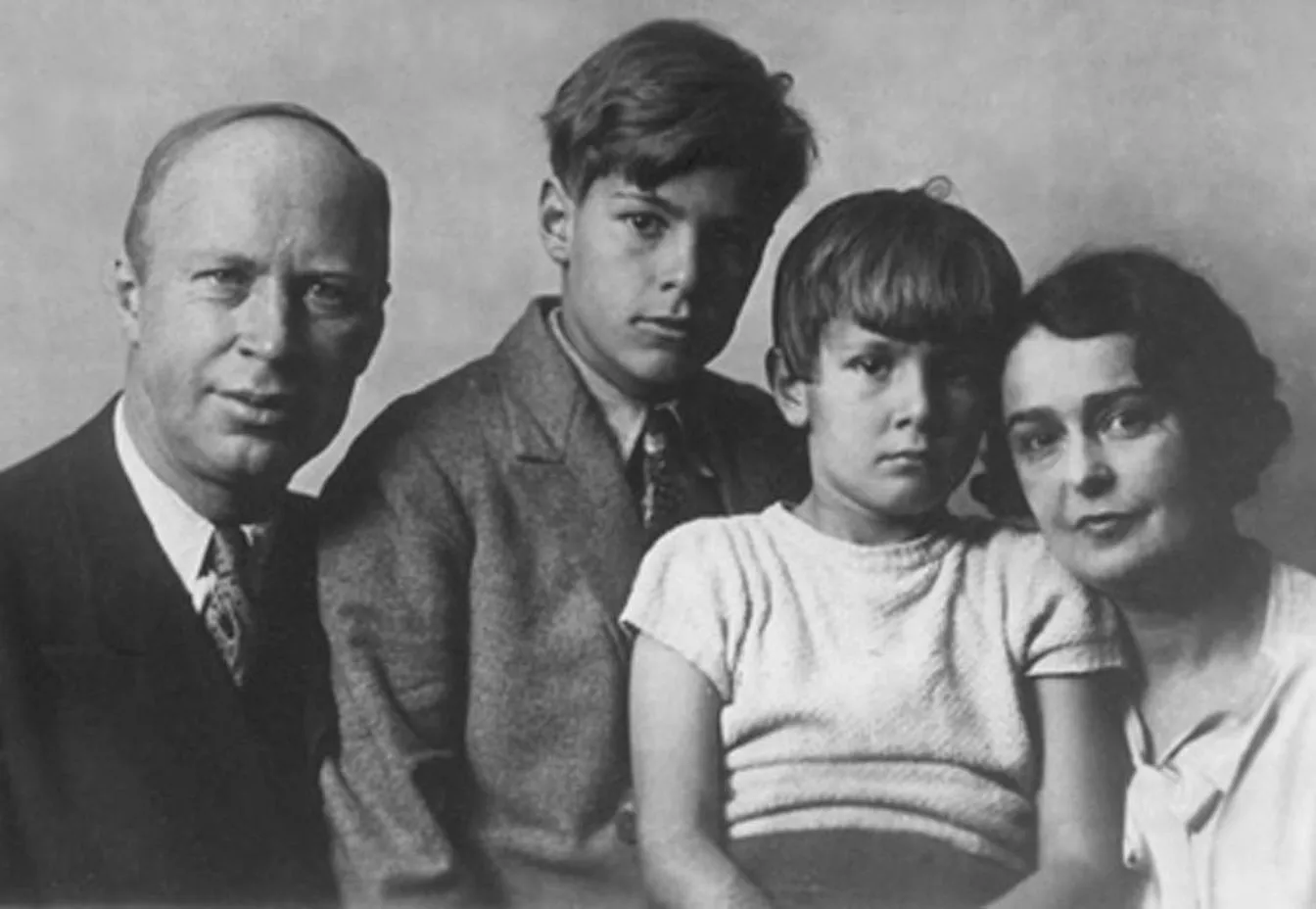 Lina Llubera amb el seu marit Serguei Prokófiev i els seus dos fills, Oleg i Sviatoslav