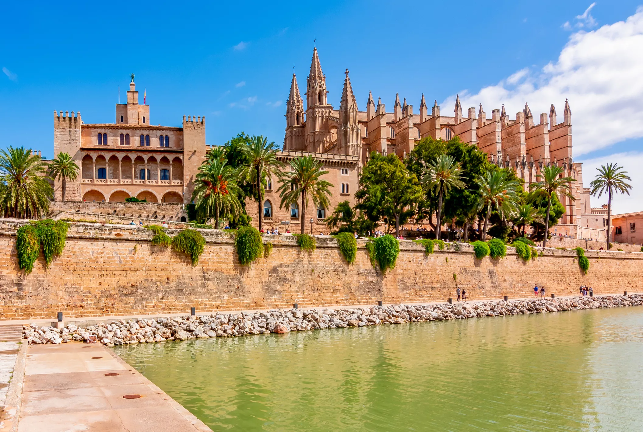 El palau de l'Almudaina va ser edificat pels catalans sobre l’antic alcàsser musulmà. Va esdevenir la residència històrica dels reis de Mallorca