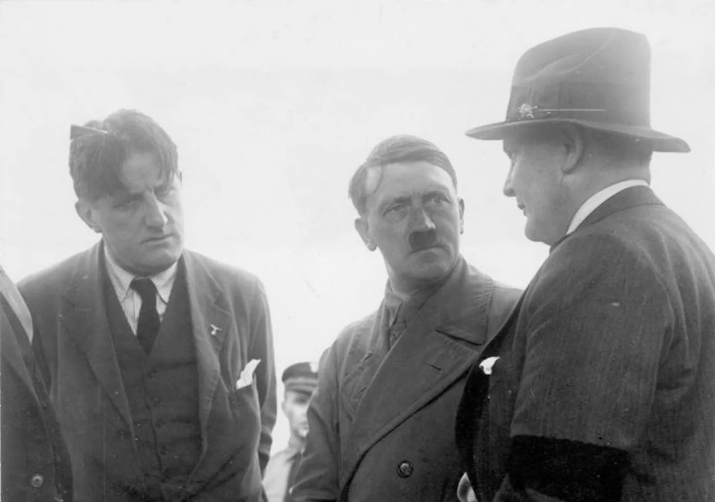 Imatge d'Ernst Hanfstaengl (a l'esquerra) amb Hitler i Göring