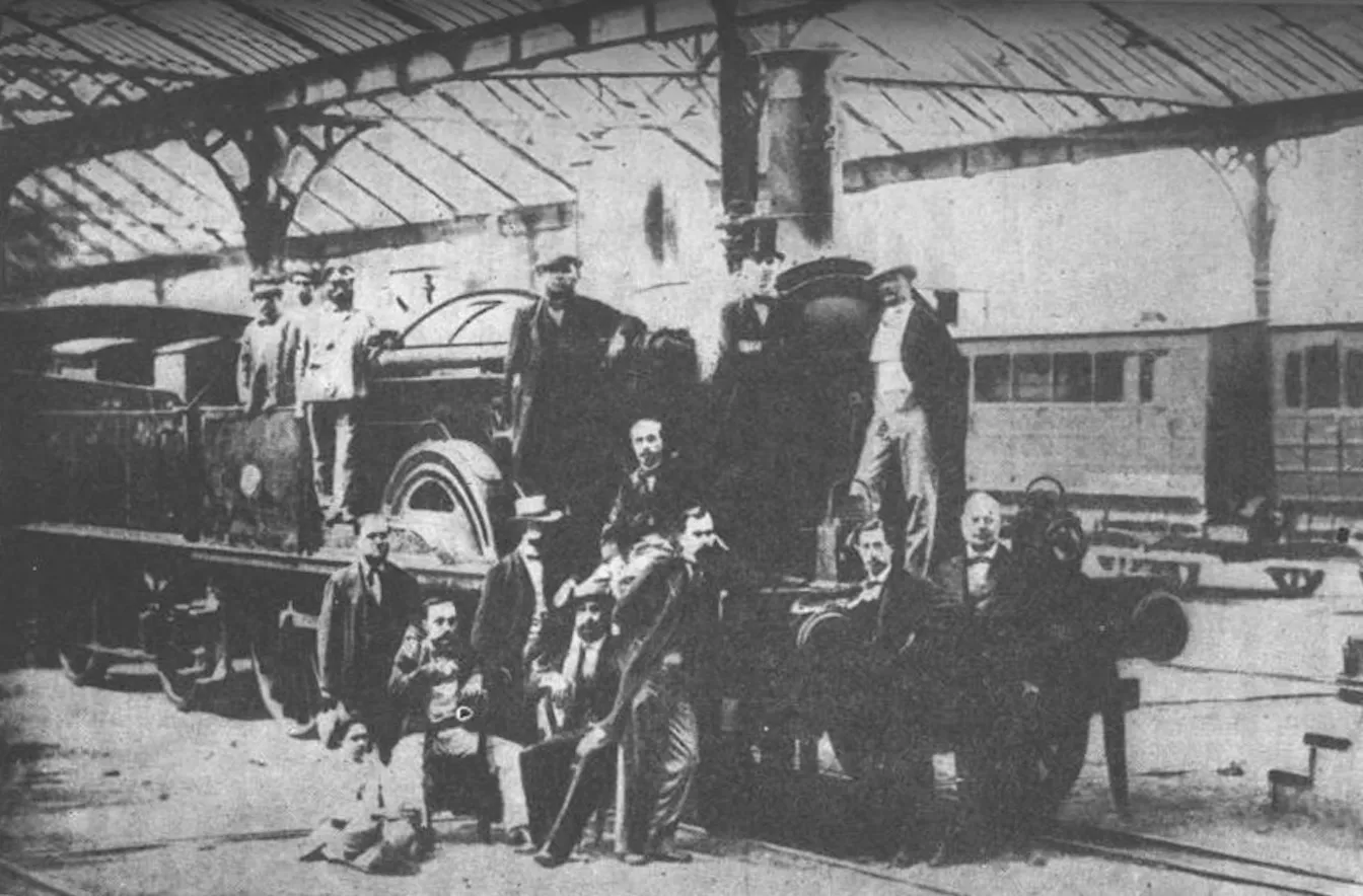 Accionistes, enginyers i personal de l’empresa ferroviària, la Companyia del Camí de Ferro, retratats amb la locomotora número 12
