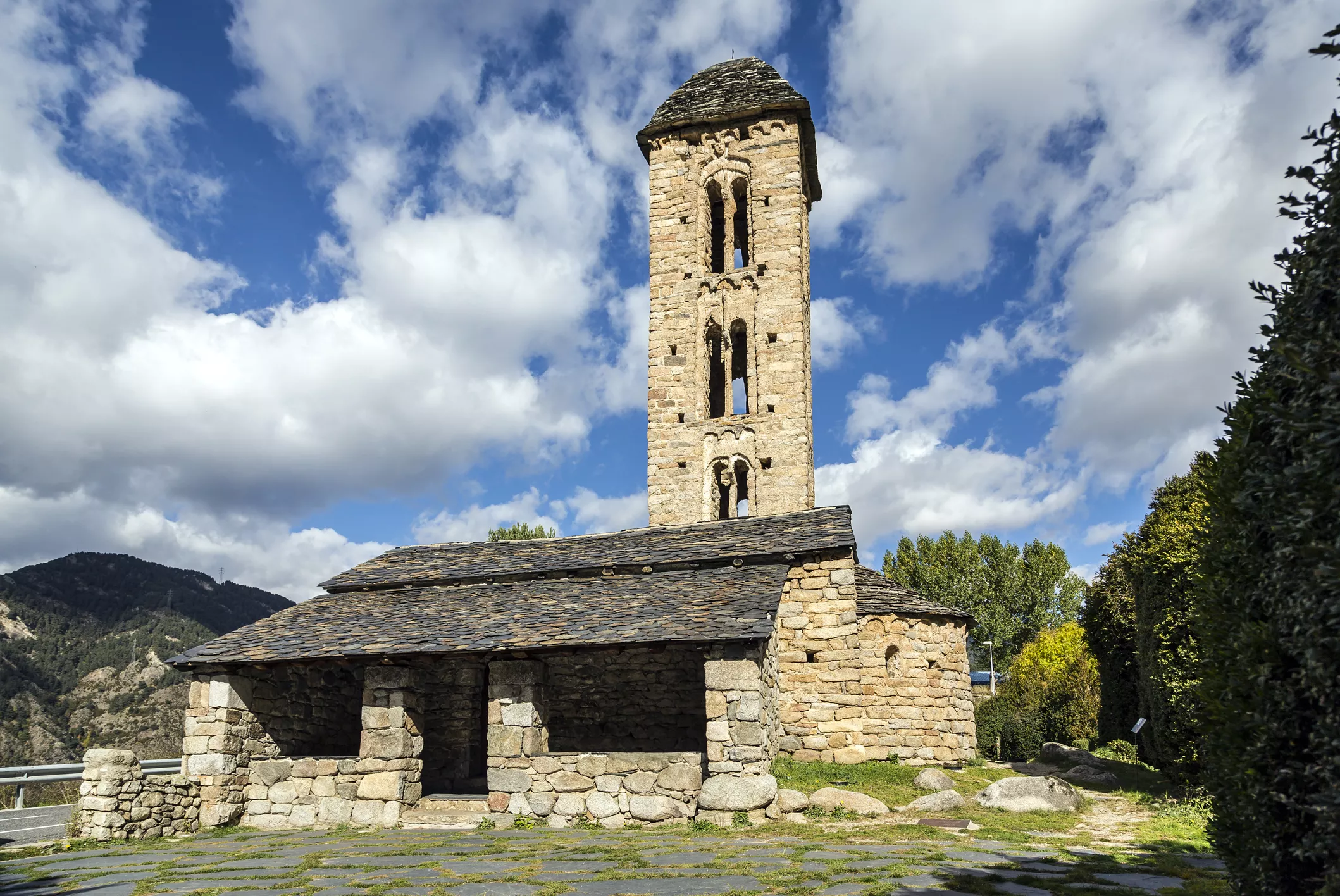 Les esglésies romàniques, com la de Sant Miquel d’Engolasters (segle XII), són el llegat de la influència episcopal en la història medieval d'Andorra