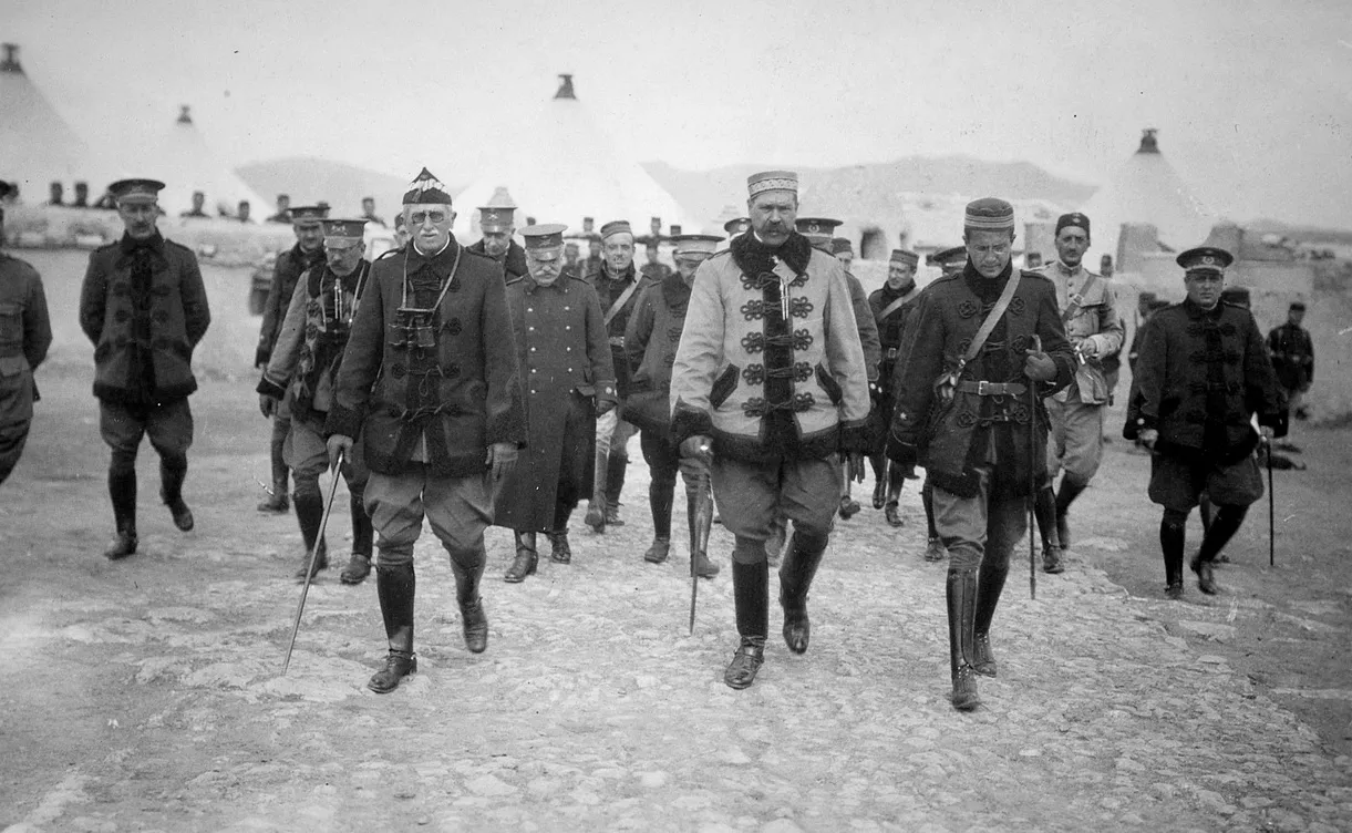 El general Manuel Fernández Silvestre amb altres oficials de l'Eexèrcit espanyol a prop de Melilla, el febrer del 1921