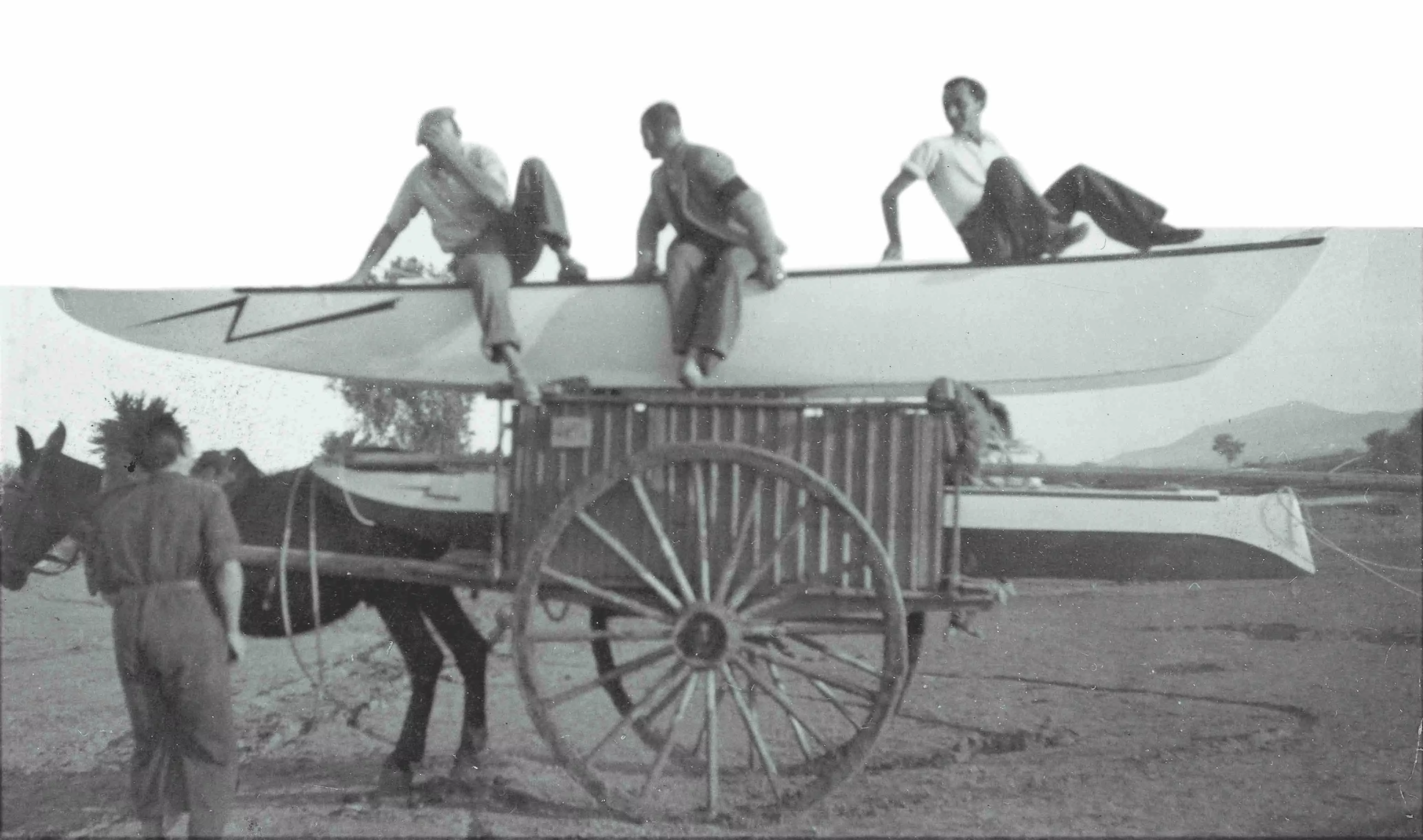 Un patí fabricat al Prat de Llobregat és transportat amb carro a la platja a mitjans dels anys 40
