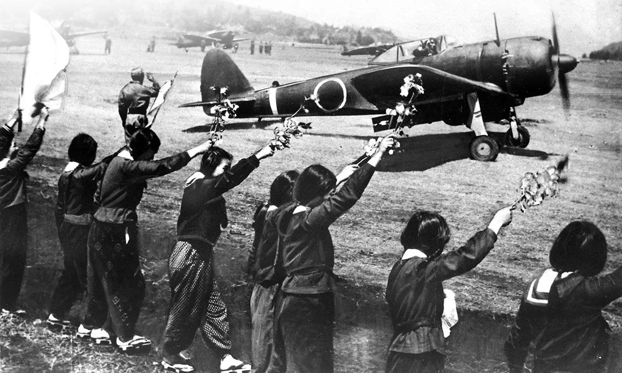 Unes estudiants japoneses s'acomiaden del pilot 'kamikaze' Toshio Anazawa, el 12 d'abril del 1945