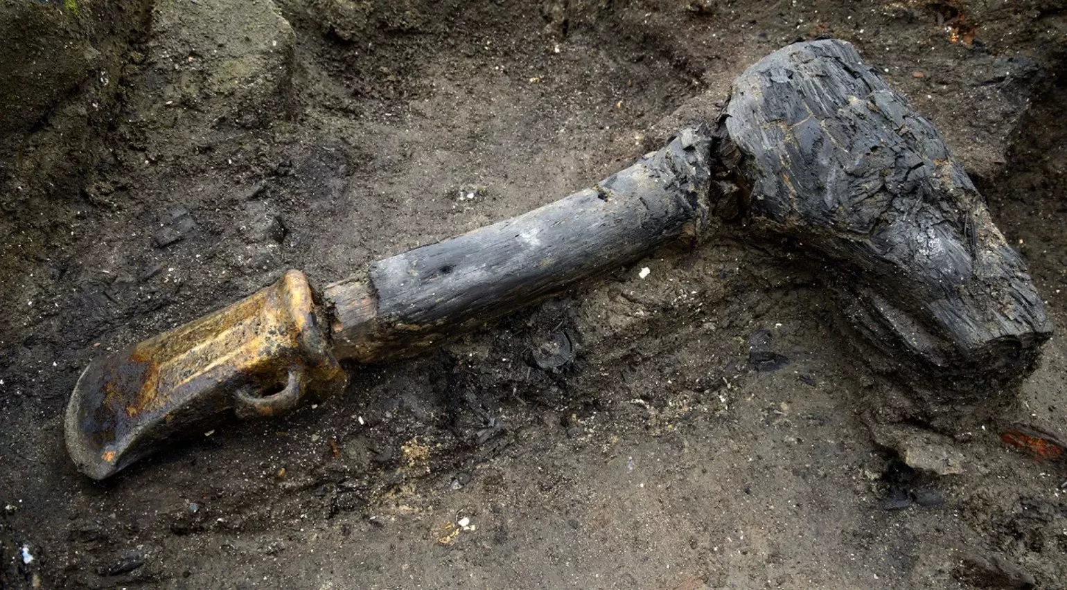 Destral de metall i fusta de l'edat del bronze descoberta a l'assentament de Must Farm, a Anglaterra