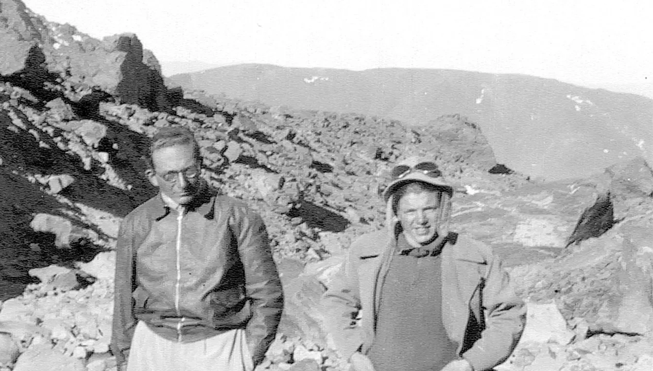 Dalt, Joan Coromines (esquerra de la imatge) i Héctor Bressan, el dia 29 d'octubre del 1944, durant una excursió a Quebrada Vallecitos, Mendoza