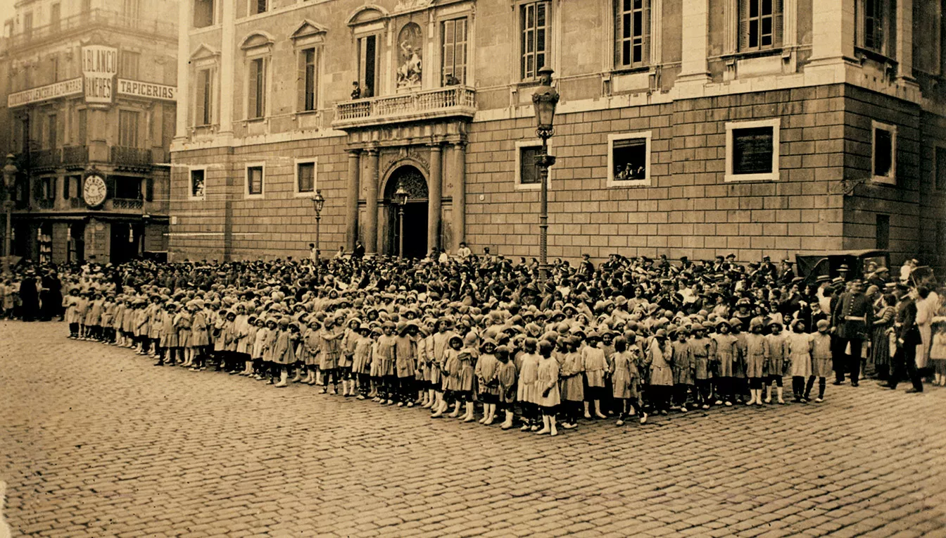 Concentració d'estudiants davant la Generalitat a la dècada del 1930