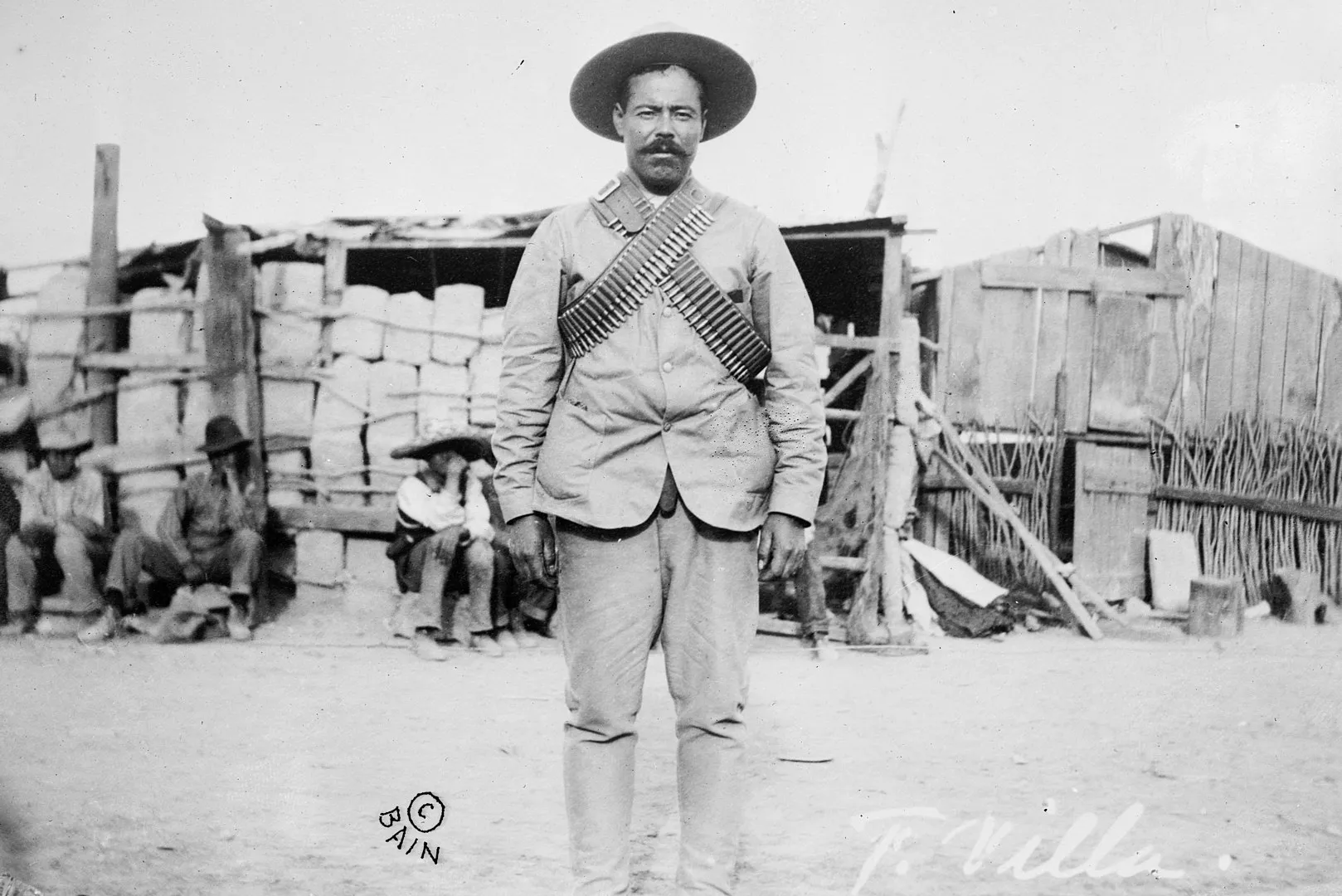 Pancho Villa armat amb bandoleress