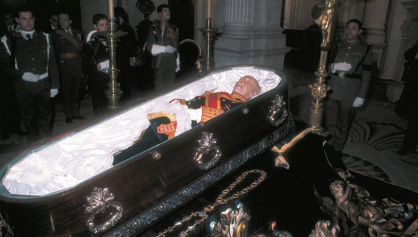 El Palacio Real de Madrid acollí la capella ardent del dictador. Durant els dos dies següents a la seva mort, desenes de milers de persones van desfilar hi per acomiadar-se'n