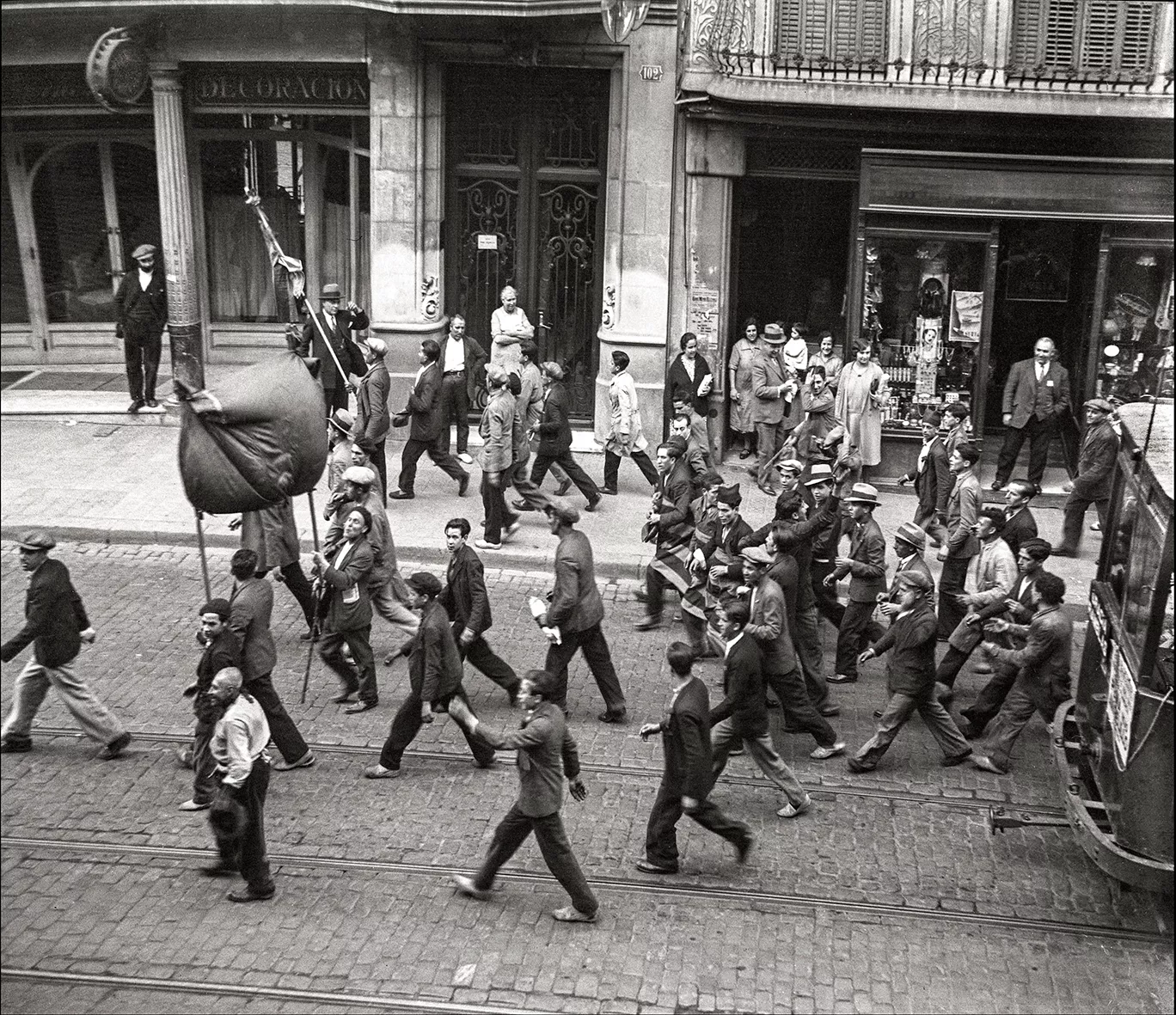 Celebració popular de la proclamació de la República al carrer Gran de Gràcia de Barcelona, el 1931