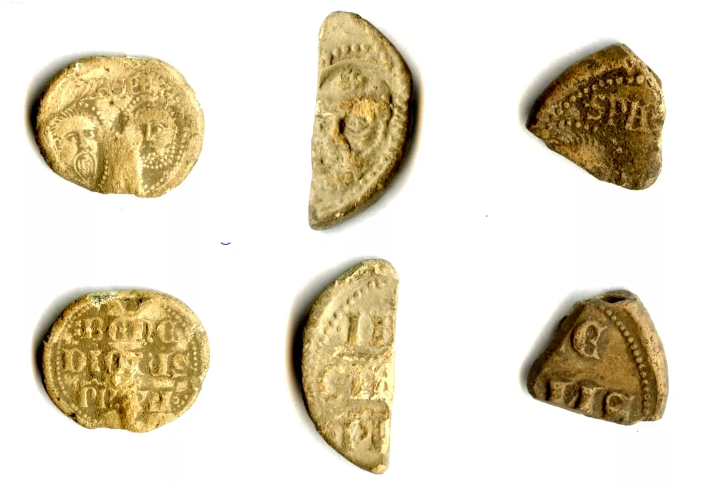 Restes d'un segell de plom utilitzat en una butlla papal del segle XIV
