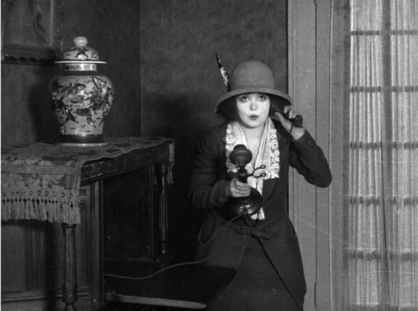 Clara Bow en un fotograma de la pel·lícula de cinema mut 'The Pill Pounder'