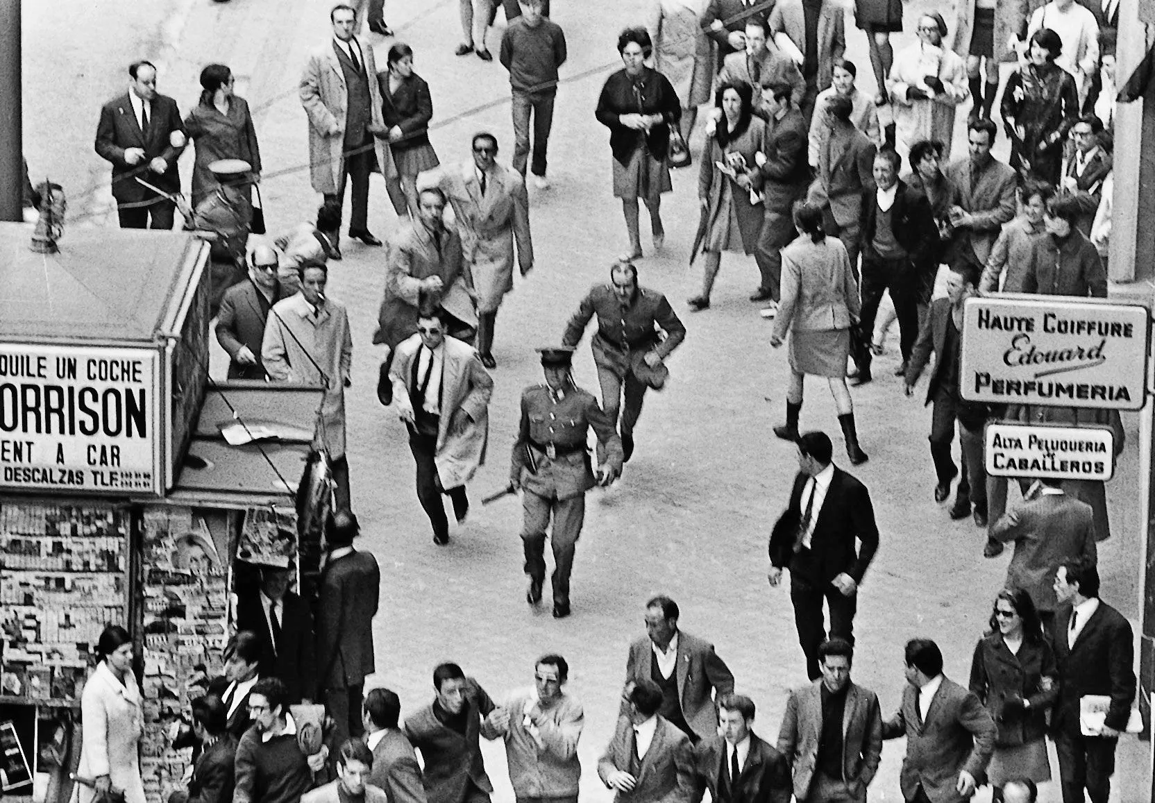 Agents de la policia armada persegueixen estudiants per la Gran Via de Madrid durant les jornades de lluita de Comissions Obreres, l’octubre del 1967