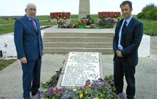 Jordi Boixó (esquerra) al monument en memòria de Boixó, a Shúbino