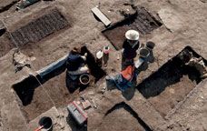Els arqueòlegs excaven les basses destinades al tractament de pells, al barri medieval de Troyes. -  Denis Gliksman/INRAP