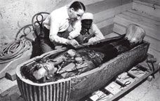 Howard Carter inspecciona el sarcòfag de Tutankamon -  Griffith Institute