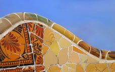 Detall d'un mossaic de trencadís del Park Güell de Barcelona -  Shutterstock