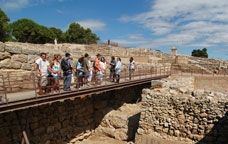 Tot el grup a l'inici de la visita, a les ruïnes gregues.