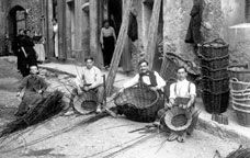 El col·lectiu dels cistelers era important en les zones rurals. -  Museu Comarcal del Ripollès