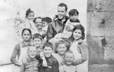 Nick Carter i Esme Odgers amb un grup de nens acollits a la casa de Puigcerdà
