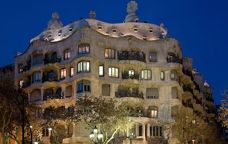 La Pedrera de nit