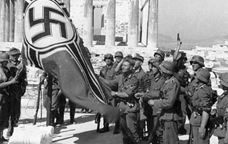 Els soldats nazis alçant la bandera a l'Acròpolis