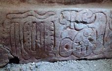 Una inscripció acompanya les figures del fris