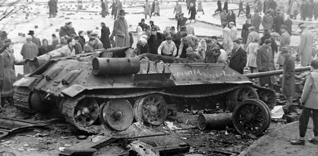 Un tanc soviètic T34-85 a Budapest, el 1956