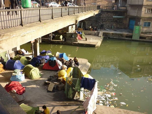 Refugiats afganesos sota un pont a París