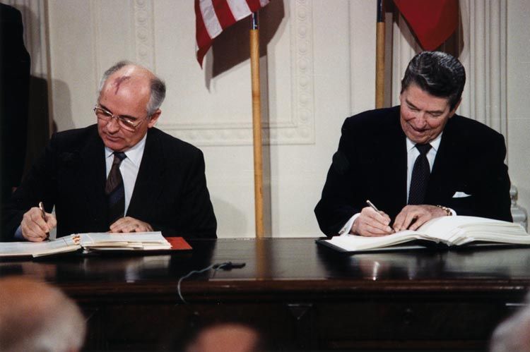 Gorbatxov i Reagan signen el Tractat d'eliminació de les Forces Nuclears Intermitges (1987)