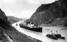 Un vaixell creua el canal de Panamà el 1915