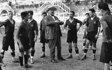 Joan Gamper conversa amb un grup de jugadors Joan Gamper conversa amb un grup de jugadors