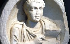 Escriba amb tauletes i estilets a una tomba romana