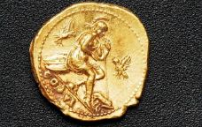 Una moneda d'or trobada a Pompeia -  Pompeii Archaeological Site