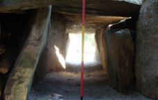 El passatge i l'entrada del dolmen da Orca (Portugal) vistos des de dins -  F. Silva