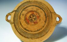 Plat de la col·lecció xipriota datat del 950-850 aC -  Museu de Montserrat