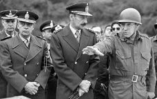 El dictador argentí Jorge Rafael Videla (al centre) acompanyat del generals Luciano Menéndez (a la dreta) i Antonio Domingo Bussi (a l'esquerra), ambdós condemnats a cadena perpètua per crims contra la humanitat -  Horacio Villalobos / Wikimedia commons