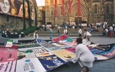 Tapís Memorial de la Sida en un acte davant de la catedral de Barcelona -  Associació NOMS