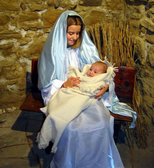 La verge Maria i el nen Jesús del pessebre vivent de Penelles