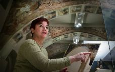 La conservadora en cap del MNAC, Mireia Mestre, a la sala on hi ha les pintures de Sixena -  Jordi Play