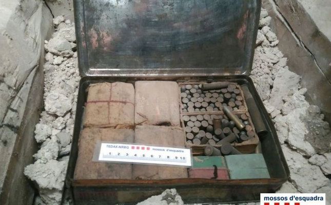 Arsenal d'explosius trobats a Santa Teresa de Vic -  Mossos d'Esquadra