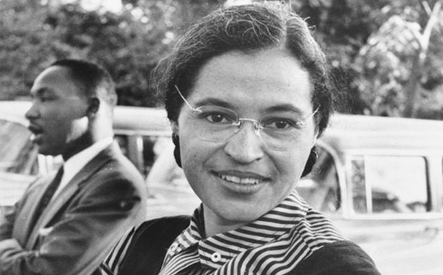 Fotografia de Rosa Parks amb Martin Luther King al fons - Autor desconegut - Wikimedia Commons Fotografia de Rosa Parks amb Martin Luther King al fons - Autor desconegut - Wikimedia Commons