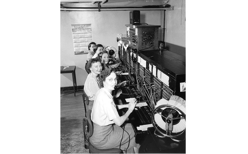 Telefonistes en una central telefònica de connexions manuals -  Wikimedia Commons