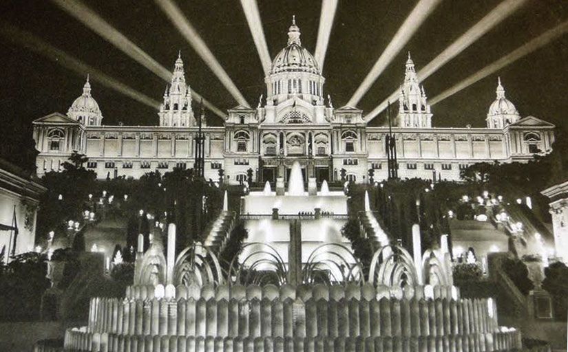 El Palau Nacional, amb els projectors al fons, durant l'Exposició Internacional de Barcelona (1929)<br /> -  Wikimedia Commons