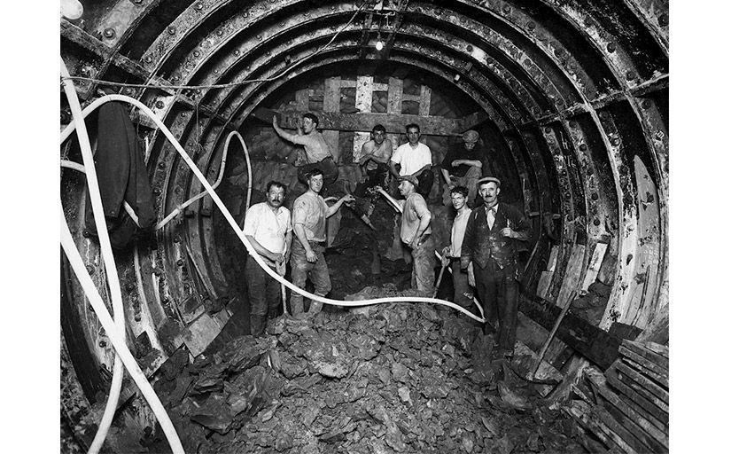 Treballadors obrint-se pas a la Picadilly Line del metro de Londres - Wikimedia Commons Treballadors obrint-se pas a la Picadilly Line del metro de Londres - Wikimedia Commons
