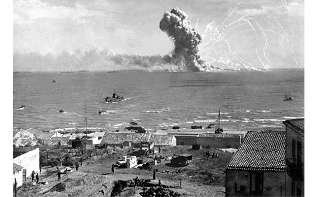 Explosió del Liberty Ship Robert Rowan després que un bombarder alemany el toqués a Gela, Sicília, l'11 de juliol del 1943 - Wikimedia Commons Explosió del Liberty Ship Robert Rowan després que un bombarder alemany el toqués a Gela, Sicília, l'11 de juliol del 1943 - Wikimedia Commons