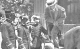 Fotografia que mostra Francesc Ferrer detingut i conduït per la Guàrdia Civil a Montjuïc Fotografia que mostra Francesc Ferrer detingut i conduït per la Guàrdia Civil a Montjuïc