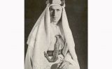 Lawrence va adoptar de seguida la indumentària beduïna, per comoditat però també per respecte a la cultura dels seus aliats del desert. Foto de 1919. - Wikimedia Commons Lawrence va adoptar de seguida la indumentària beduïna, per comoditat però també per respecte a la cultura dels seus aliats del desert. Foto de 1919. - Wikimedia Commons